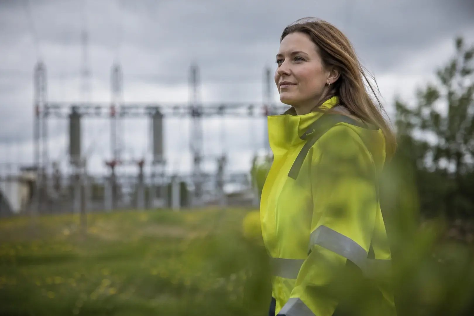 Vinnergi energikonsult på platsbesök med ansvar för elnätsinstallation