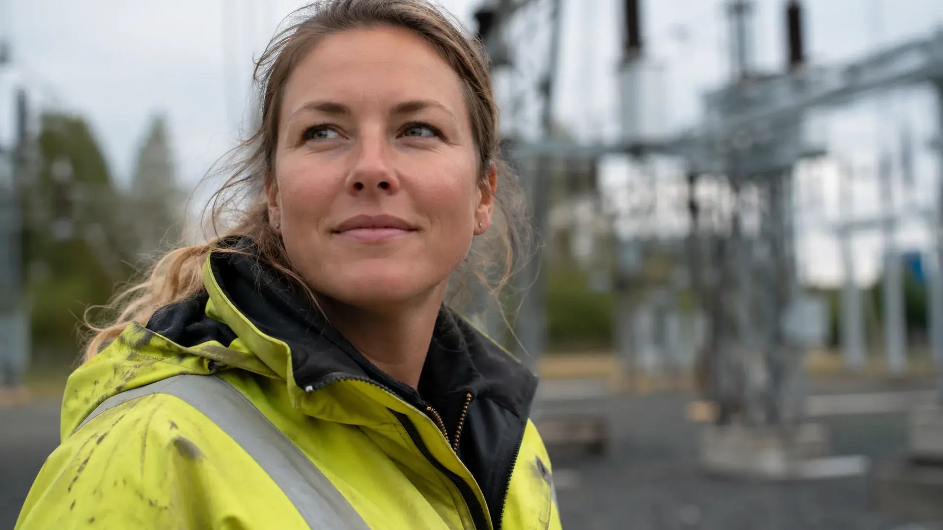 Vinnergi energikonsult vid platsbesök på ställverk