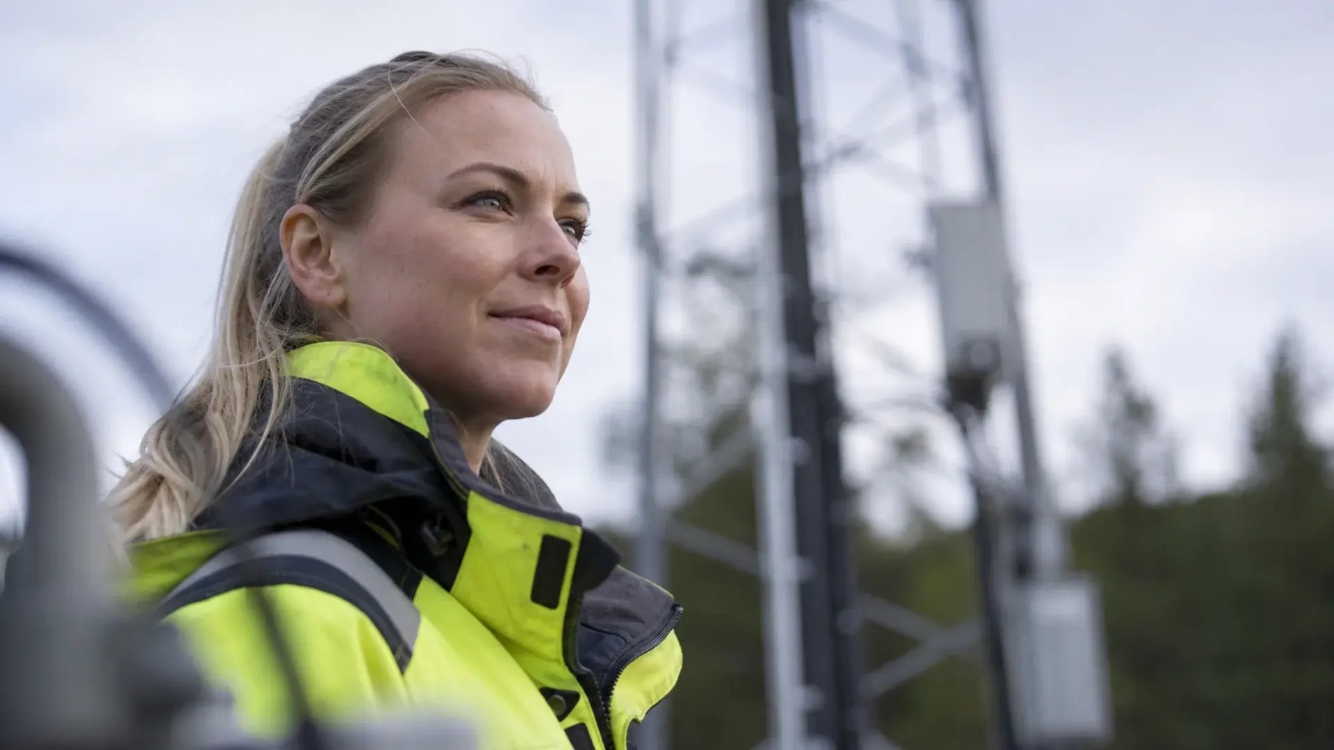 Vinnergi tekniker kontrollerar mastfot för mobilnät