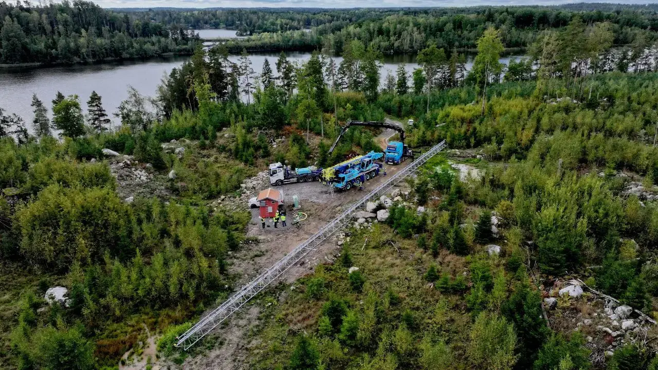Mobilmast som löser täckningslucka längs järnvägen åt Telia Towers